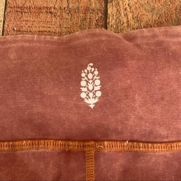 Free People Movement Women’s red marbled leggings medium - Picture 9 of 12